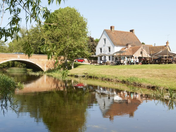 Photo of The Anchor Inn in Essex situating on the riverside